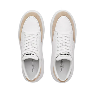 Sneakers Valentino in pelle bianche e camoscio beige, con gomma alta di colore bianco. Lacci bianchi, logo V laterale e scritta nera Valentino sulla linguetta.